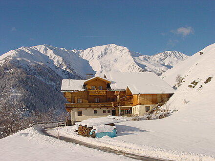 Apartmenthaus Gutwenger Winteransicht Winter am Sonnenhang von Innervillgraten